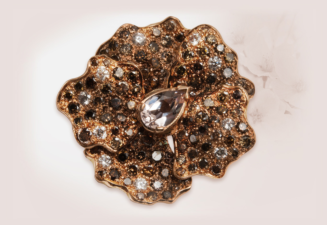 Oro rosa 18 kt, pavé di brillanti brown chocolate e diamanti bianchi, centrale di morganite a goccia
