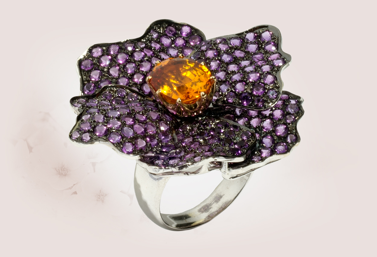 Oro brunito 18 kt, pavé di zaffiri viola e centrale zaffiro giallo