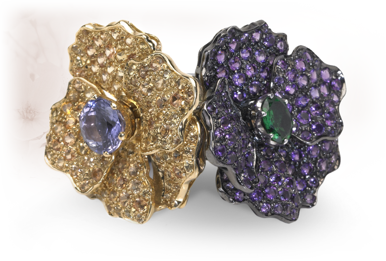Oro giallo 18 kt, pavé di zaffiri gialli e centrale di Tanzanite. Oro brunito 18 kt, pavé di zaffiri viola e centrale di Tzavorrite